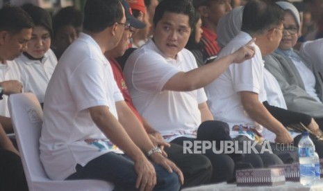 Ketua INASGOC Erick Thohir berbincang dengan tamu undangan saat acara  parade Asian Games 2018 di Silang Monas, Jakarta, Ahad (13/5).