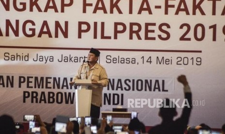 Capres Prabowo Subianto berpidato saat acara pengungkapan fakta-fakta kecurangan pilpres 2019 di Jakarta Pusat, Selasa (14/5).