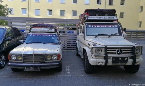 Mengembara 52 Negara dengan Mobil Mercedes-Benz Tua