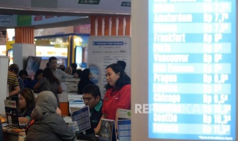 Pengunjung mencari informasi paket wisata pada acara Astindo Travel Fair 2018 di Jakarta, Ahad (4/3).