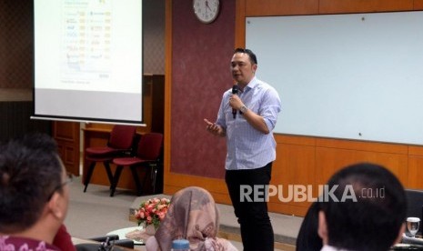 Direktur Utama Garuda Indonesia I Gusti Ngurah Askhara Danadiputra menyampaikan materi kuliah umum untuk mahasiwa Magister Manajemen FEB Universitas Indonesia di Jakarta, Jumat (15/1).