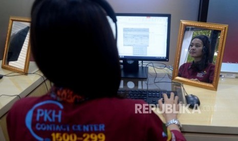 Petugas beraktivitas diruangan Program Keluarga Harapan (PKH) Contact Center usai diresmikan di Kemensos, Jumat (19/1).