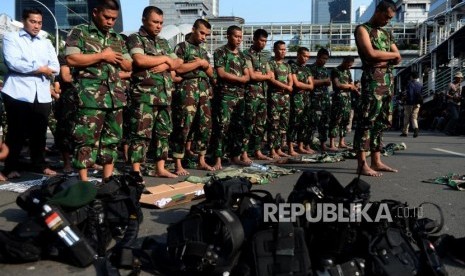 Sejumlah anggota TNI melaksanakan Shalat Ashar saat melakukan pengamanan unjuk rasa di Jalan MH Thamrin, Jakarta, Rabu (22/5).