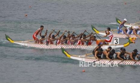 Perak dari Kano 1000 m Putra. Tim Kano Indonesia (tengah) bertanding pada cabang Kano nomor Balap Perahu Tradisional 1000 m Putra Asian Games 2018 di Komplek Olahraga Jakabaring, Palembang, Senin (27/8).