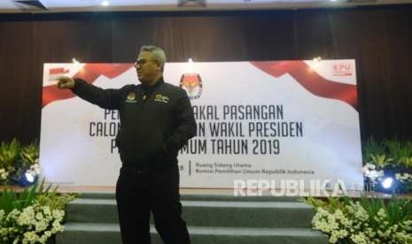 Ketua KPU Arief Budiman meninjau hari pertama pendaftaran bakal calon presiden dan wakil presiden pada Pemilu Presiden (Pilpres) 2019 di Kantor KPU, Jakarta, Sabtu (4/8).