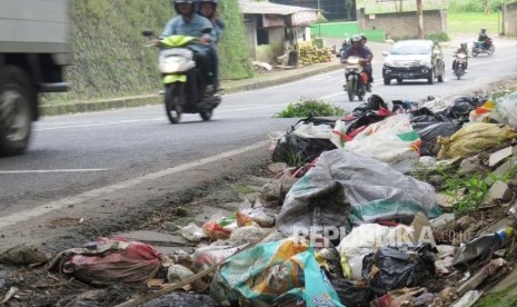 Tumpukan sampah yang sengaja dibuang secara sembarangan tampak di salah satu ruas Jalan Tangkubanparahu, Kecamatan Lembang, Kabupaten Bandung Barat, Ahad (11/3).