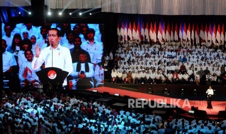 Presiden terpilih Joko Widodo menyampaikan pidato dalam acara Visi Indonesia di Sentul International Convetion Center, Bogor, Jabar, Ahad (14/7).