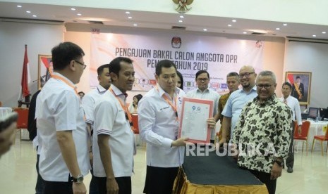 Pendaftan Caleg Pemilu. Ketua KPU Arief Budiman (kanan) menerima berkas pendaftaran Caleg Pemilu 2019 dari Ketua Umum Perindo Hari Tanoe Sudibyo di KPU, Jakarta, Selasa (17/7).