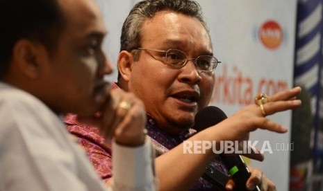 Anggota Ombudsman RI Robert Na Endi Jaweng (kanan)