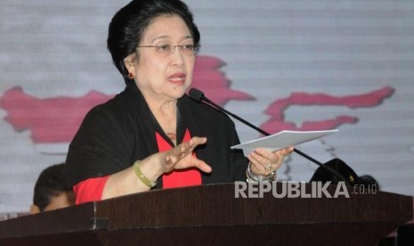 Pengumuman Bakal calon Gubernur PDI Perjuangan. Ketua Umum PDIP Megawati Soekarnoputri menyampaikan pidatonya saat penguuman bakal calon gubernur dan wakil gubernur empat daerah di DPP PDI Perjuangan, di Jakarta, Ahad (17/12). Pada Pilgub Jabar, PDIP akan memberikan dinamika tersendiri jika mengusung Ridwan Kamil.