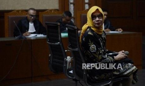 Terdakwa kasus dugaan korupsi investasi perusahaan di blok Basker Manta Gummy (BMG) Australia tahun 2009, Karen Agustiawan saat menjalani sidang putusan di Pengadilan Tipikor, Jakarta, Senin (10/6).