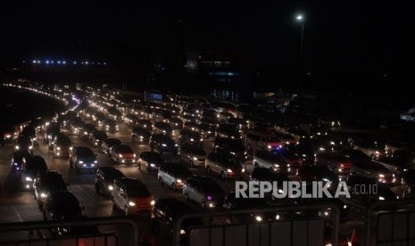 Kendaraan memadati pintu gerbang tol Cikarang Utama. (Ilustrasi)