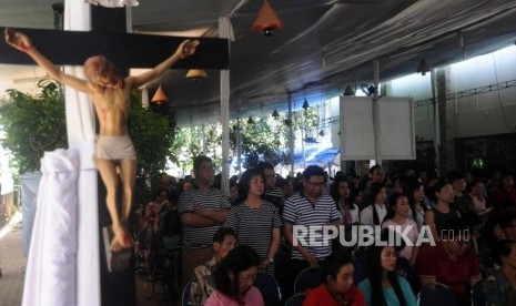 A number of congregations attend the Christmas Mass at the Cathedral Church, Jakarta, Monday (25/12).