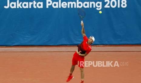 Latihan Tenis Lapangan. Petenis Putra Indonesia Christopher Rungkat berlatih di arena Tenis Jakabaring Sport City (JSC), Palembang, Jumat (17/8).