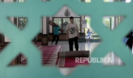 Petugas merapihkan karpet sajadah di Masjid Agung Sunda Kelapa, Menteng, Jakarta, Jumat (2/3).