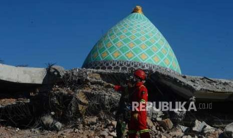 Tim Gabungan pencari korban gempa bumi Lombok  bersiap menngambil  korban gempa bumi di dalam reruntuhan masjid Nurul Iman  kecamatan Pemenang,  Lombok Utara, Nusa Tenggara Barat, Rabu (8/8).