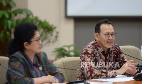 Polemik Pemutusan BPJS Kesehatan. Menkes Nila F Moeleok (kiri) bersama Dirut BPJS Kesehatan Fahmi Idris menggelar konpres bersama di Kemenkes, Jakarta, Senin (7/1/2019).