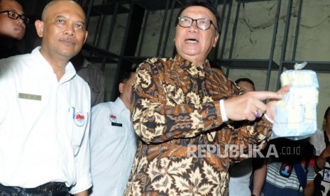 Menteri Dalam Negeri Tjahjo Kumolo (kiri) memperlihatkan KTP elektronik yang sudah rusak di BPSDM Kemendagri, Kemang, Bogor, Jawa Barat, Rabu (30/5).