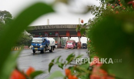 Kendaraan melintas di Pintu Gerbang Tol Merak, Banten, Jumat (8/6).