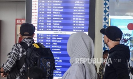 Sepi pemudik. Sejumlah pemudik menunggu jadwal keberangkatan di Bandara Soekarno Hatta, Tangerang, Ahad (2/6).