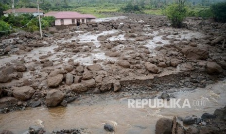 Lahar Dingin Terjang Sigarang-Garang. Material vulkanis erupsi Gunung Sinabung menyapu Desa Sigarang-Garang, Karo, Sumatra Utara, Jumat (23/2).