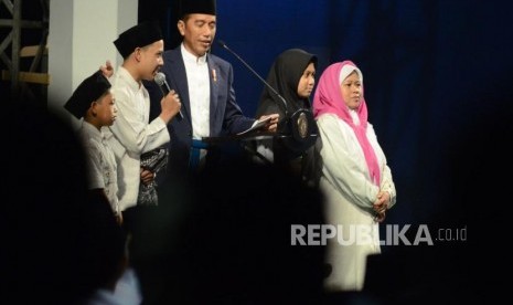 Didampingi sejumlah santri, Presiden RI Joko Widodo (Jokowi) berdialog dengan para santri saat menghadiri malam puncak peringatan Hari Santri Nusantara, di Lapangan Gasibu, Kota Bandung, Ahad (21/10).