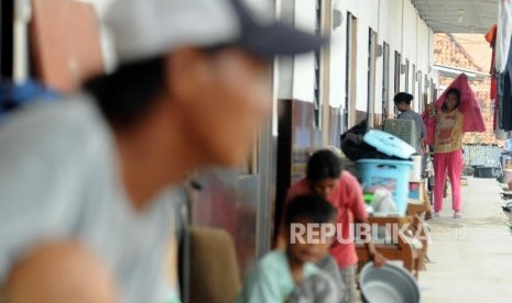 Warga beraktivitas di Sheter Kampung Akuarium, Penjaringan, Jakarta Utara, Jumat, (6/4).