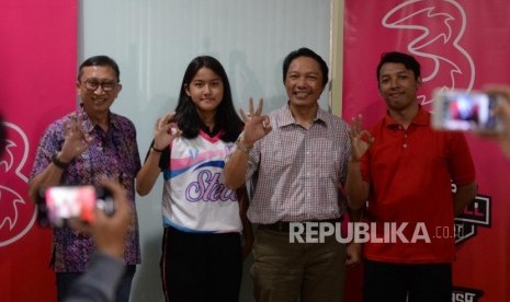 Junior Basketball Tournament 2019. Pemilik Klub Bola Basket Bima Perkasa Jogja, Edy Wibowo (kedua kanan)  bersama Distric Operation Head 3 Indonesia East Java and Bali Lombok, Benny Sulakso (kiri) berfoto bersama perwakilan pemain dan pelatih usai menggelar konferensi pers turnamen basket usia dini di Yogyakarta, Kamis (11/7/2019).