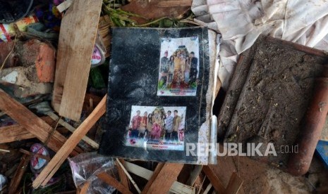 Salah satu foto yang berada di puing-puing reruntuhan bangunan yang terdampak tsunami di Desa Way Uli, Kalianda, Lampung Selatan, Selasa (25/12).