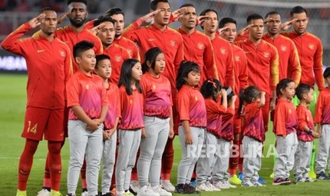 Pemain timnas Indonesia menyanyikan lagu kebangsaan saat pertandingan melawan Thailand dalam Kualifikasi babak kedua Piala Dunia 2022 zona Asia di Stadion Gelora Bung Karno, Senayan, Jakarta, Selasa (10/9).