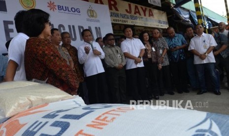 Direktur Operasional dan Pelayanan Publik Bulog Tri Wahyudi Saleh(tengah)  memberikan sambutan saat peluncuran Operasi Pasar di Pasar Induk Beras, Jakarta Timur, Kamis (22/11).