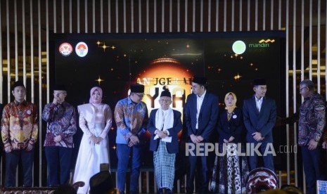 Ketua Umum MUI Ma'ruf Amin (tengah) bersama Menteri Pemuda dan Olahraga Imam Nahrawi dan Ketua KPI Pusat Yuliandre Darwis usai membuka acara Anugerah Syiar Ramadhan 2019 di Jakarta, Senin (15/7).