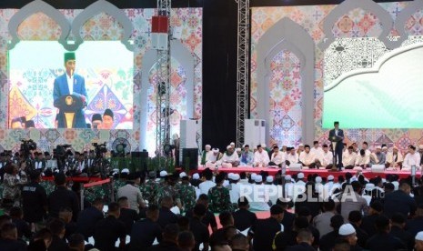 Presiden Joko Widodo memberikan sambutan saat menghadiri acara buka bersama TNI-Polri di Lapangan Monas, Jakarta, Kamis (16/5).