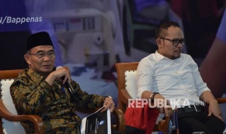 Mendikbud Muhajir Effendy (kiri) dan Menaker Hanif Dhakiri menjadi narasumber pada acara Diskusi Media FMB9 di Gedung Bappenas, Jakarta, Kamis (8/11).