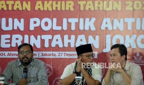 Aktifis HAM dan Anti Korupsi Haris Azhar (kiri) bersama Ketua Umum PP Pemuda Muhammadiyah Dahnil Anzar Simanjuntak (tengah) dan Wakil Koordinator ICW Ade Irawan menjadi pembicara dalam diskusi berseri Madrasah Anti Korupsi 