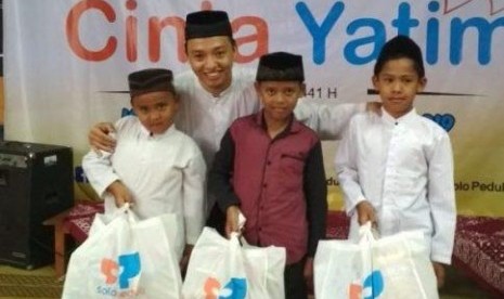  Solopeduli memberikan santunan kepada anak yatim