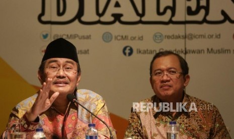 Ketua Dewan Pembina Yayasan Pesantren Islam Al Azhar Prof Jimly Asshiddiqie (kiri).