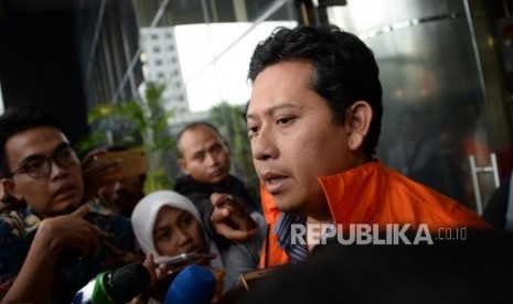 Bupati Cianjur Irvan Rivano Muchtar mengenakan rompi tahanan berjalan keluar ruangan seusai menjalani pemeriksaan di gedung KPK, Jakarta, Kamis (13/12).