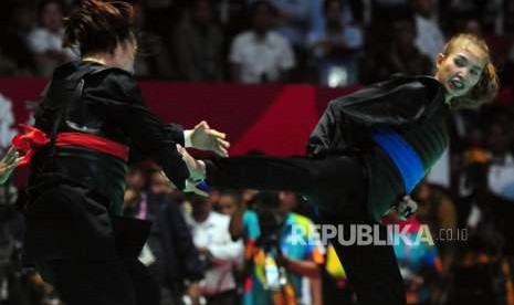 Pesilat Indonesia Wewey Wita saat melawan pesilat Vietnam Thi Them Tran pada cabang olahraga silat Asian Games 2018 kategori kelas 55-55 kilogram  di Padepokan Pencak Silat TMII, Jakarta, Rabu (29/8).