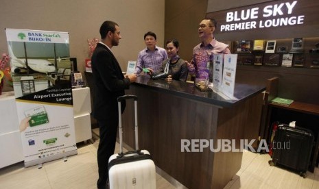 Bukopin Syariah. Direktur Utama Bukopin Syariah Saidi Mulia Lubis (kanan) melihat nasabah Bukopin Syariah menggunakan layanan Executive Lounge (BlueSky) di Terminal  1 Bandara Soekarno-Hatta, Tangerang, Banten, Rabu (13/3).