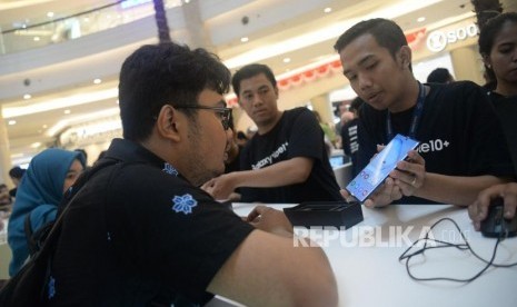 Sejumlah pembeli melakukan pengecekan ponsel Samsung.Samsung Electronics Indonesia menyiapkan protokol kesehatan guna menjaga pelanggan semasa era normal baru. Saat memasuki tatanan normal baru, sejumlah pusat perbelanjaan, termasuk toko offline Samsung, akan mulai dibuka. 