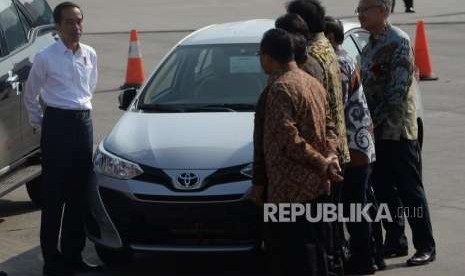 Presiden Joko Widodo berbincang dengan tamu undangan ketika menijau mobil bermerek toyota usai acara Ralisasi 1 Juta Unit Ekspor CBU di Tanjung Priok Car Terminal Jakarta, Rabu (5/9).