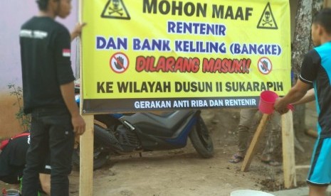  Warga Kampung Sukarapih Desa Sawit Kecamatan Darangdan, Kabupaten Purwakarta memasang belasan spanduk atau banner bertulisan penolakan segala bentuk jenis pinjaman berkedok bank masuk ke lingkungan mereka.