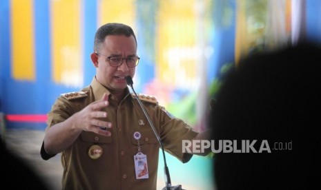 Gubernur DKI Jakarta Anies Baswedan memberikan sambutan saat meninjau kondisi sampah di Pintu Air Manggarai, Jakarta, Selasa (30/1).