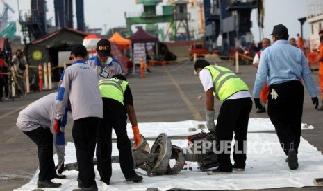 Petugas mengangkat puing pesawat Lion Air JT-610 yang jatuh di Tanjung Priok, Jakarta, Rabu (7/11).