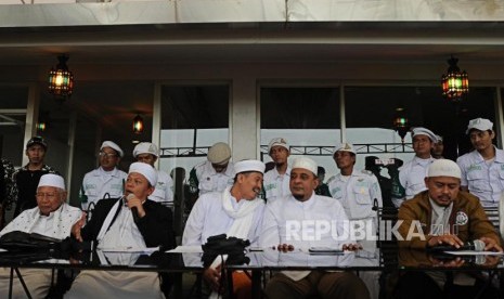 (dari kiri) Anggota Tim 11 Alumni 212 Abdul Rasyid Abdullah Syafii, Sekretaris Tim 11 Alumni 212 Muhammad Al Khaththath, Ketua Tim 11 Alumni 212 Misbahul Anam, Ketua Umum Gerakan Pengawal Fatwa Ulama yang juga Anggota Tim 11 Ulama Alumni 212 Yusuf Muhammad Marta, dan Slamet Maarif (dari kiri) saat melakukan konferensi pers di Tebet, Jakarta, Rabu (25/4).