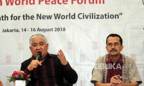 Indonesian President's Special Envoy for Interfaith and Civilization Dialogue and Cooperation, Din Syamsuddin (left) holds a press conference on the 7th World Peace Forum in Jakarta, Thursday (July 26).