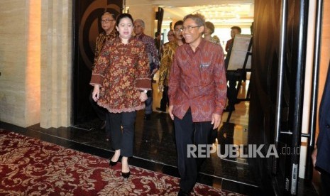 Berjalan. Menteri Koordinator Bidang Pembangunan Manusia dan Kebudayaan Puan Maharani (kiri),  Rektor UGM Panut Mulyono(kanan) tiba di acara  seminar nasional Ilmuwan Pejuang, Pejuang Ilmuwan di Jakarta, Selasa (27/2). 