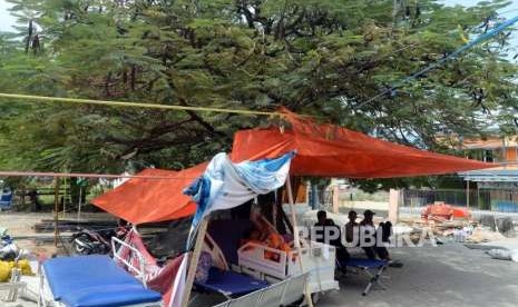 Warga korban bencana alam gempa bumi dan tsunami dirawat di RSUD Undata, Palu, Sulawesi Tengah, Kamis (4/10).