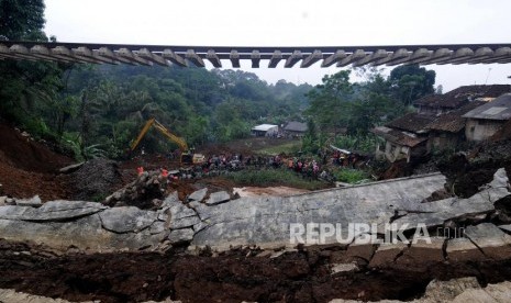 Kondisi jalur kereta api jurusan Sukabumi-Bogor yang menggantung akibat pondasi longsor di Kampung Maseng, Cijeruk, Kabupaten Bogor, Jawa Barat, Selasa (6/2).